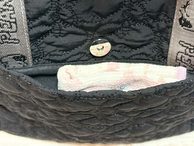 背面ポケットにはミニタオルを収納