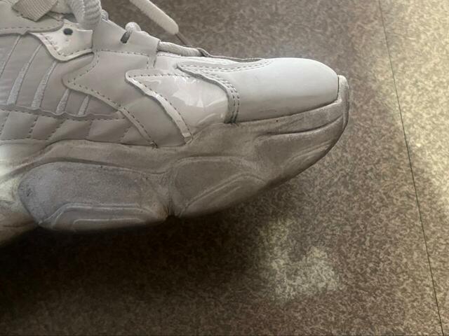 【拭くノ助 スニーカークリーナーシート】（Before）スニーカーのソールの部分も試してみると…