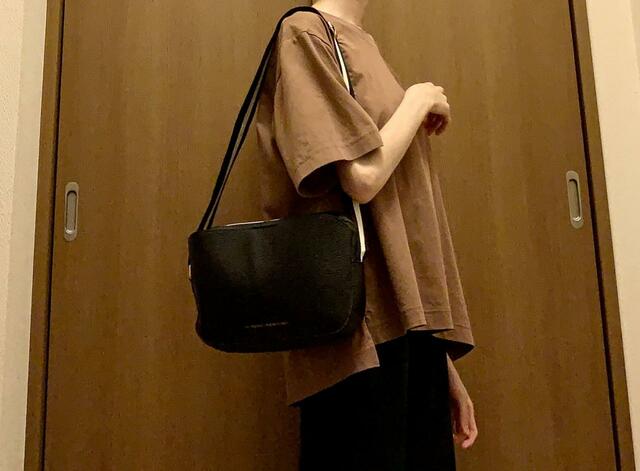 荷物を入れてもコンパクト【HIROKO KOSHINO Logo Shoulder Bag Book】