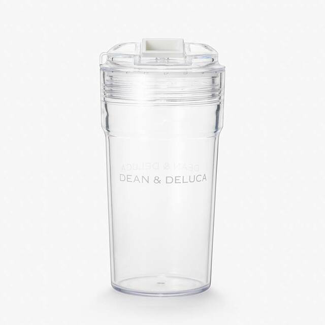【DEAN ＆ DELUCA「ウォータータンブラークリアホワイト」】ボトルの中央に配されたロゴがおしゃれ♪
