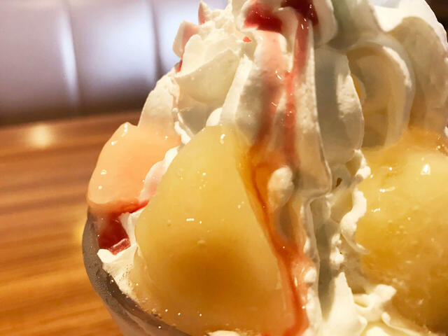 さっそく実食スタート。このピーチコンポートの迫力を見よ！上部にごろごろ乗っている。【びっくりドンキーのジョッキパフェ（ピーチ）】