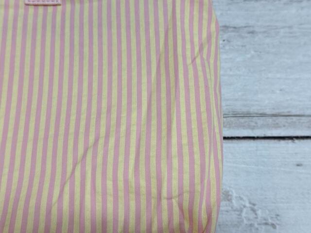 内側の生地は、ちいかわとうさぎのイメージカラーを思わせるピンク×淡いイエローのストライプ柄