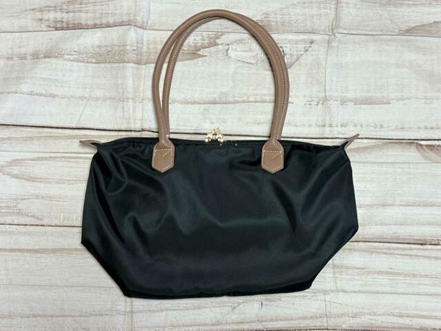 背面は装飾がないシンプルなデザイン