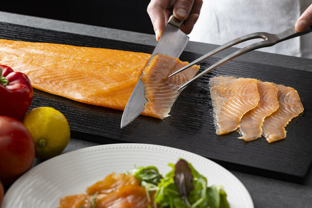 「ノルウェー産サーモンの自家製スモーク」＜期間：2026年1月5日〜2月28日＞【“ブランドいちご”と“ローストビーフ”を楽しむ冬の贅沢ビュッフェ開催！「ヒルトン成田」で華やかな冬の食体験！】