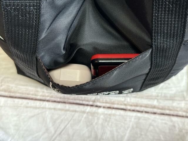 正面ポケットにはイヤホンとミントタブレットをイン