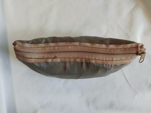 ファスナーを閉めます