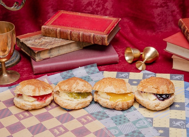 【Harry Potter Cafe】スコーン全4種（グリフィンドール・スリザリン・ハッフルパフ・レイブンクロー）(税込¥648)