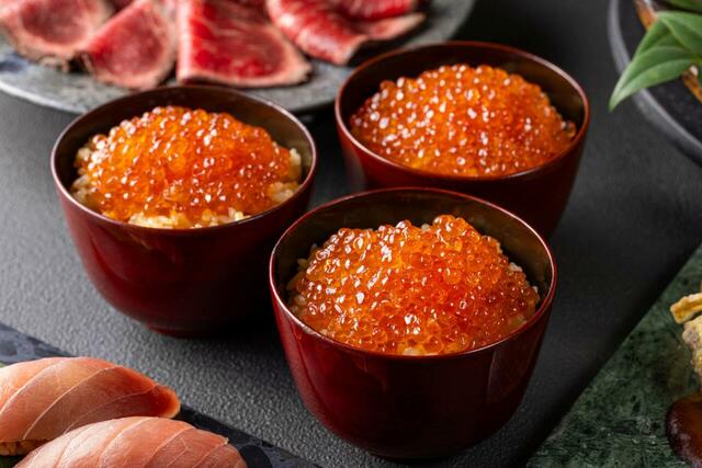 「イクラ丼」＜期間：2026年1月10日〜4月10日＞【北海道産ブランド肉が「横浜ベイシェラトン」に大集結！“黒毛和牛”も“シメパフェ”も楽しめる冬の豪華ブッフェ開催！】