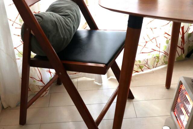 【3COINS 足踏みスイッチヒーター】ダイニングテーブルの下に置けば、食事や休憩時間、こたつのない家でもほっこりできます！