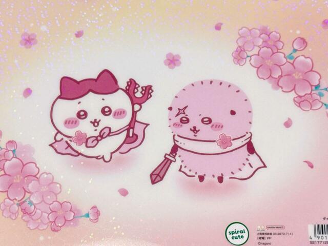 裏面下部にはラッコとハチワレの師弟コンビが登場。舞い散る桜を背景に佇む2人の姿は、まるで少年漫画のワンシーンのようで胸熱です…！【ダイカットクリアファイル5P（ちいかわ）】