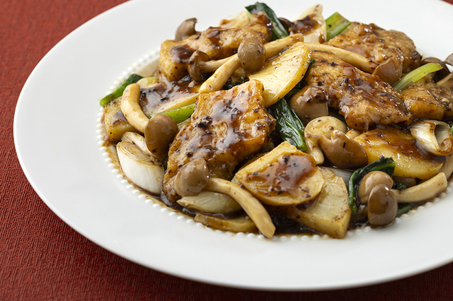 「かみこみ豚と北海道産じゃがいもの豆鼓炒め（ディナー限定）」＜期間：2025年10月1日～12月19日＞【東京ドームホテルに「海鮮パフェ」や「紅ズワイ蟹」「メロン」など、北海道の魅力溢れるメニューが勢揃い！『北海道グルメブッフェ 2025』開催！】