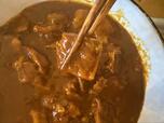 【ロピア お肉屋さんの牛肉カレー】お箸でつまんでみると、市販の冷凍カレーとはまったく異なる存在感の大きさに驚かされます!