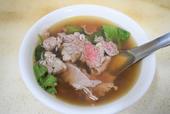 こちらは高雄の南部、潮州の人気店『潮州牛肉福路辺店』の牛肉湯。あっさりとしたスープと食べごたえのある肉片が魅力