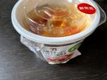 【セブン-イレブン お酢でさっぱりトマト入り酸辣湯】ふたをあけるとお酢のかおりがします