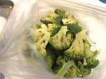 【ブロッコリーサラダ】ブロッコリーを適度に切り分けてアイラップに入れる