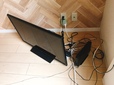 テレビの周りはコード、ゲーム機などでごちゃごちゃ…