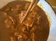 【ロピア お肉屋さんの牛肉カレー】お箸でつまんでみると、市販の冷凍カレーとはまったく異なる存在感の大きさに驚かされます!