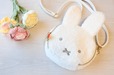 【「miffy いちごチャームの2WAYポーチ＆ショルダーバッグ BOOK」（宝島社）】ななめ掛けもできるショルダーストラップでおでかけ！