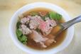 こちらは高雄の南部、潮州の人気店『潮州牛肉福路辺店』の牛肉湯。あっさりとしたスープと食べごたえのある肉片が魅力