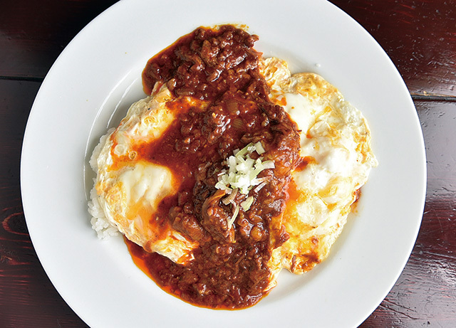 ブラウニー（末広町）　牛すじカレー オムごはん 850円　ひき肉状になっている牛すじと、ふわとろの卵、ピリッと辛いルーのハーモニー。