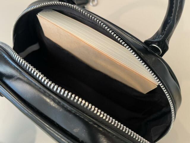 【GU ボーリングバッグ】便利な内ポケットも。一般的なサイズの文庫本も入って驚き！