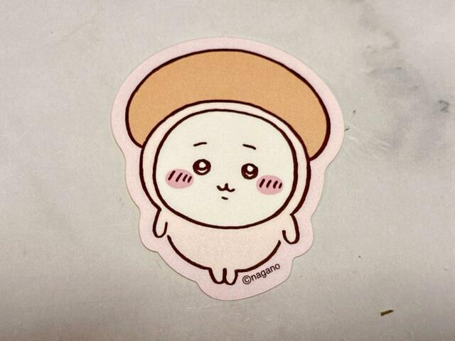 【ちいかわ ダイカットステッカー】6個目は「ちいかわ(本しめじ)」。2024年のハロウィンの漫画から登場したきのこシリーズです♪