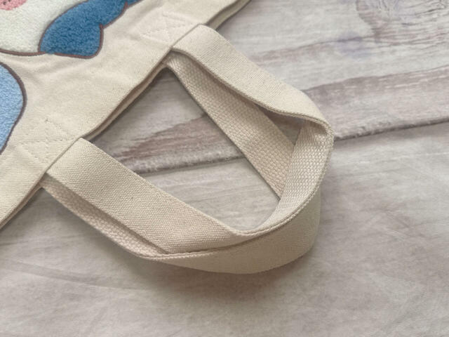 持ち手は短め。ハンドバッグ風に持つか手持ちで持つかのどちらかです