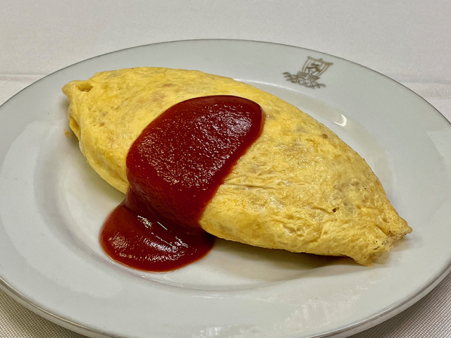 【洋食入舟】焼き仕上がりも皿も美しい「オムライス」