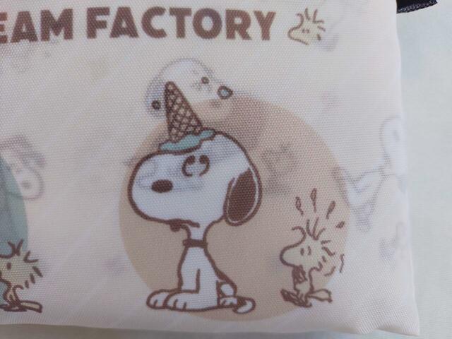 右下には、アイスを頭にのせたスヌーピーが？