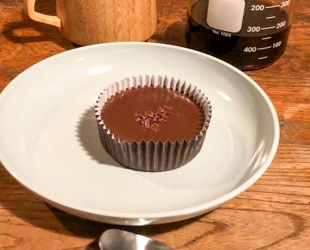 【ファミリーマート　濃厚なめらかショコラケーキ】コーヒーをおともにいただきます！