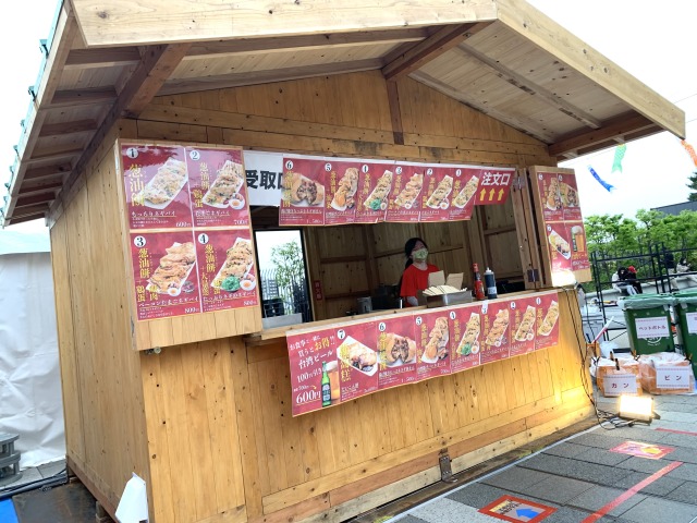 「葱油餅」（600円）や「葱油焼餅」（500円）が売っている売店