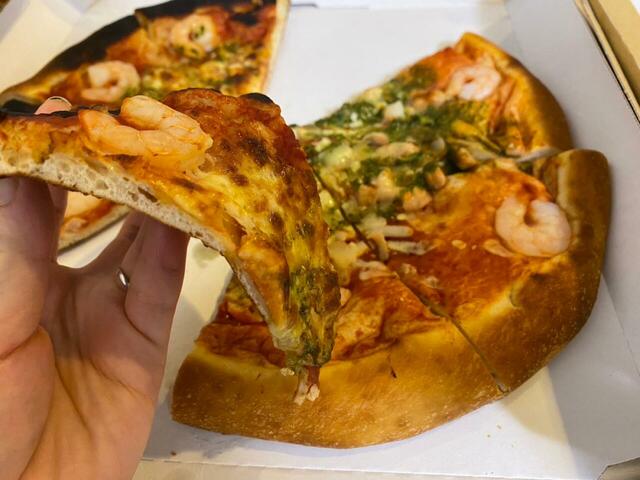 【オーケー スモークチーズ入りシーフードピザ】チーズとバジルのソースがとろっとろ