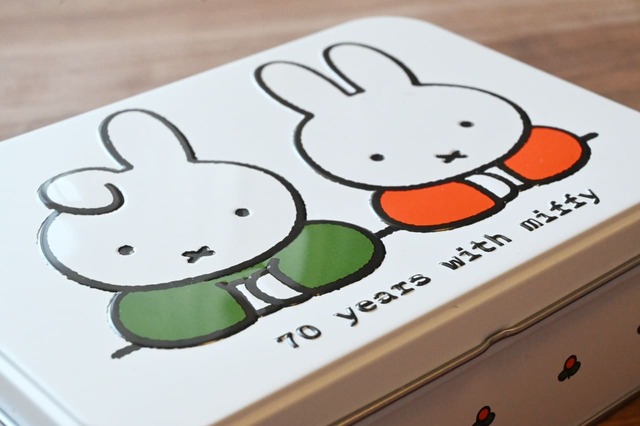 【誕生70周年記念 ミッフィー展／角缶　アイシングビスケット ￥1,728】エンボス加工になっています