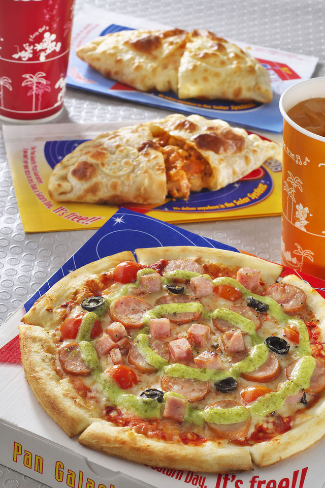 ダブルソーセージピザ(手前) パン・ギャラクティック・ピザ・ポート