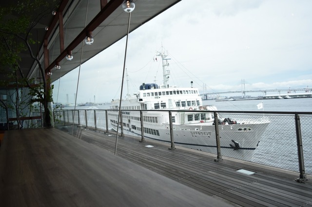 カウンター席からも船の往来が見られる
