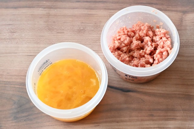 【つくりおき食堂「5分で完成するそぼろ弁当」】肉そぼろと卵そぼろ、それぞれに分けてよく材料を混ぜます