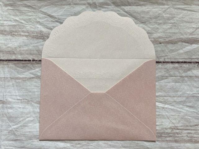 よく見るとベースがレース模様になっています