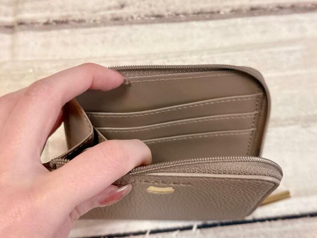 カードポケットは前後に3つずつ、合計6つついています