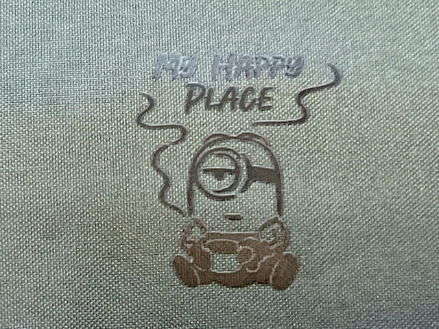 フロントにコーヒーを楽しむスチュアートのイラスト入り