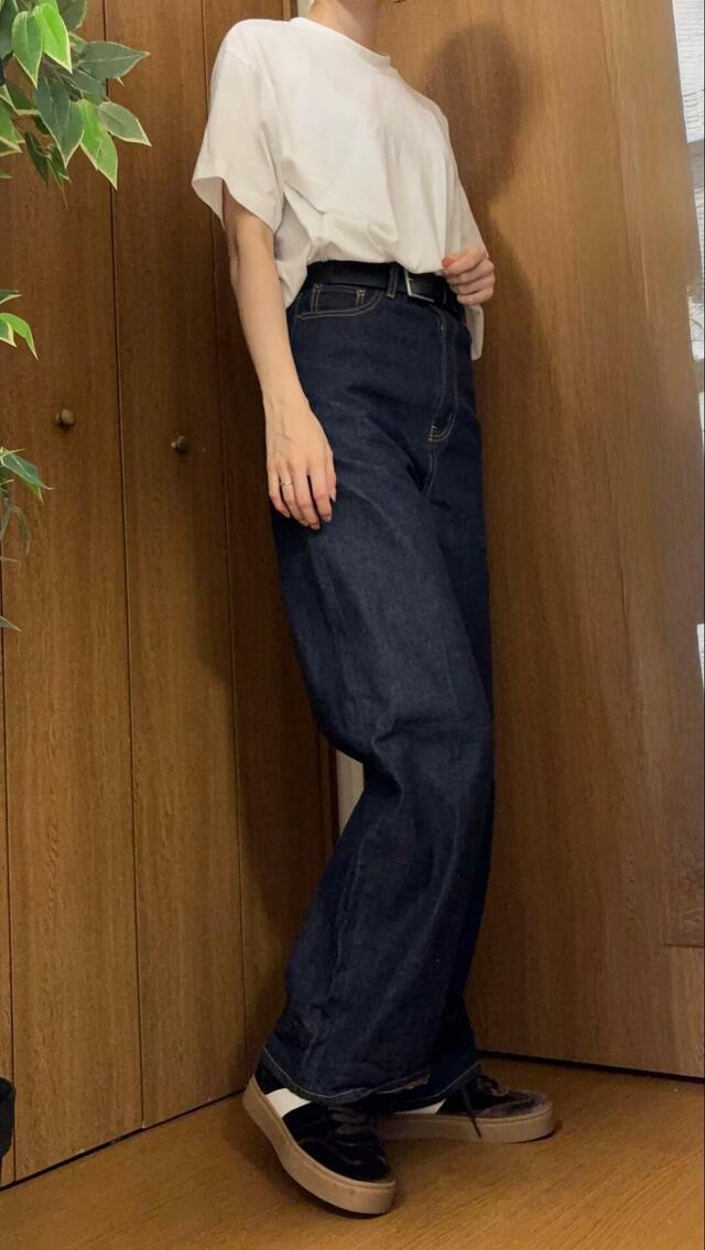 【GU ベロアスニーカー】デニムパンツと白Tシャツに合わせてみました。白や黒のスニーカーよりも確実に秋冬らしくなります