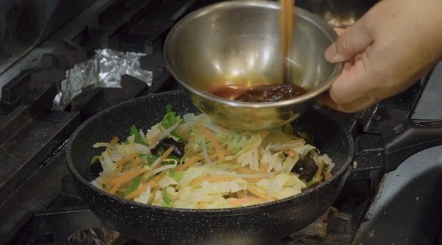 野菜を戻したら、合わせ調味料を入れます。