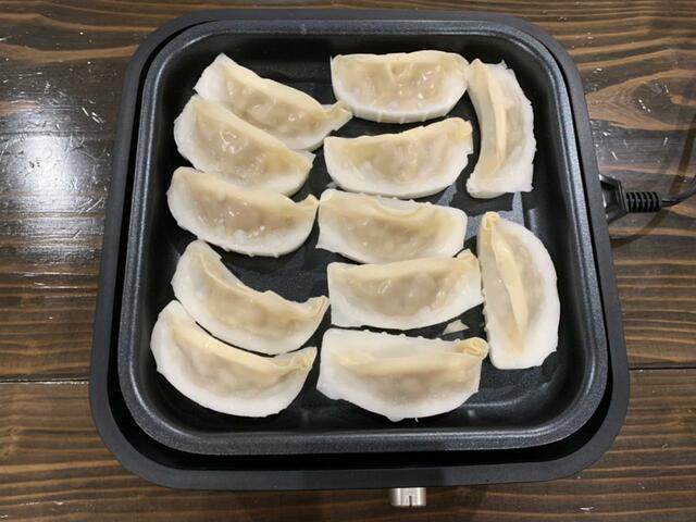 【アイリスオーヤマ グリルなべricopa】1パック12個の餃子をくっつかないようにやや離して並べられました