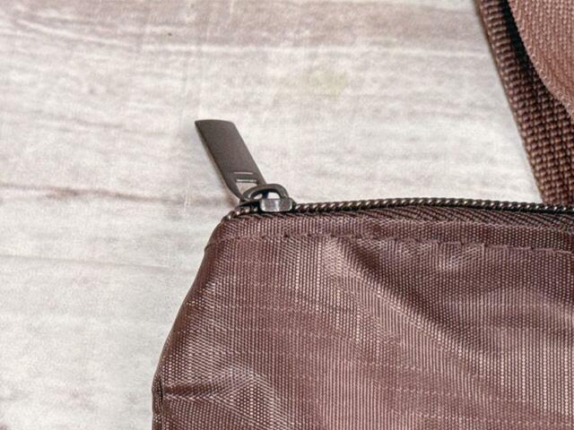 開口部にはファスナーつき