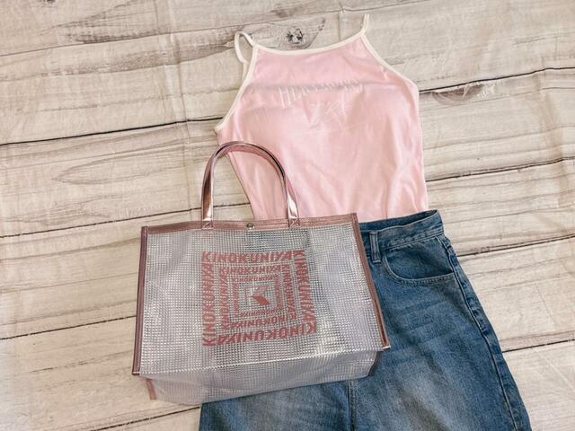 紀ノ国屋の新作バッグ【クリアミディアムバッグ】と「ピンクのタンク×ワイドデニム」カジュアルなデニムコーデに合わせてみました♪