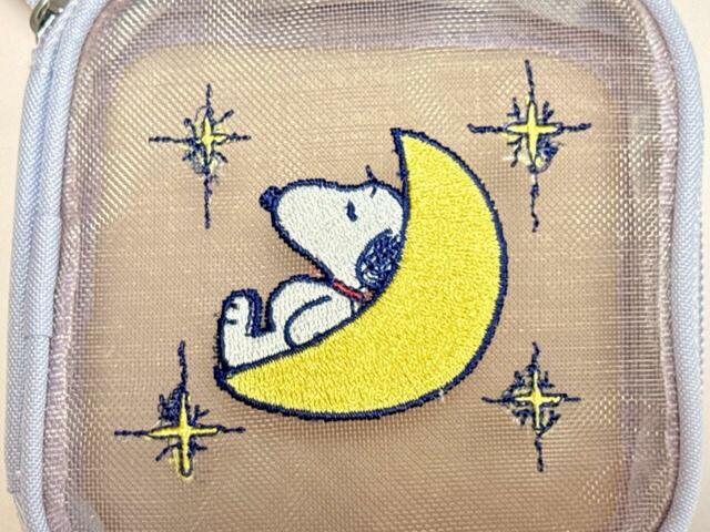 【カルディ×PEANUTS/スヌーピー 刺繍入りメッシュポーチ】三日月をベッドにして眠っているスヌーピーがかわいすぎる~!