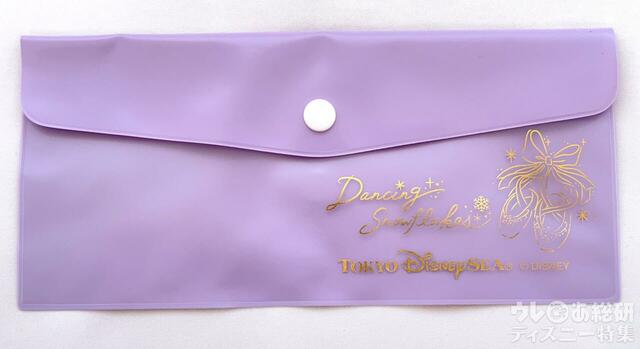 ラベンダーカラーの封筒型ビニールケース。「ダッフィー&フレンズのダンシング・スノーフレークス」ペンケース