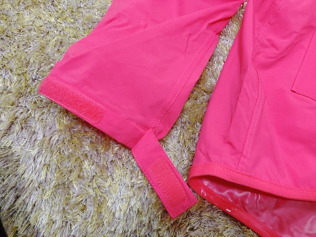 【ワークマン レディースレインジャケット STRETCH Perfect(ストレッチ パーフェクト)】面ファスナーで袖口を絞れます