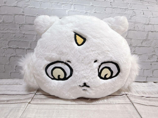 かわいいお顔のダイカットクッション。かわいいのになぜか佇まいが不穏…！