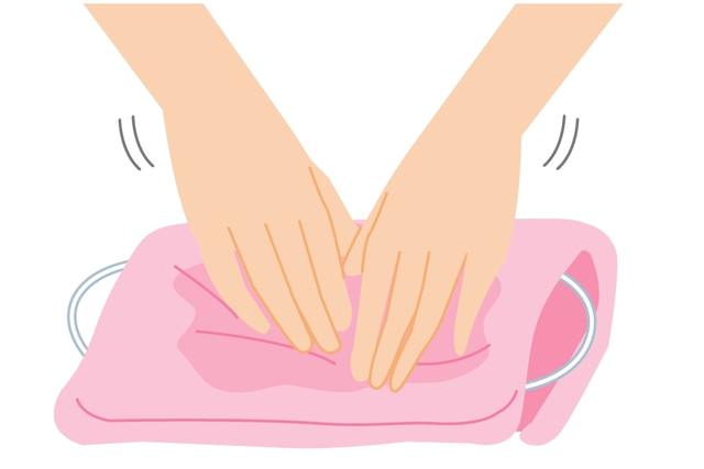 清潔なタオルではさみ、両手でそっとたたいて水気を取る