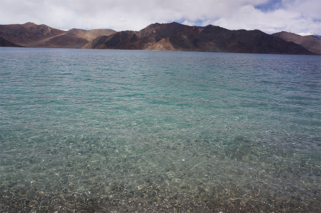 澄んだ水。塩湖なので塩辛いが、中国領の東側に行くと淡水だという不思議。